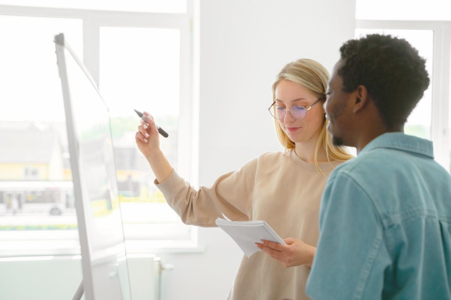 Detaillierte Finanzanalyse und Modellierung