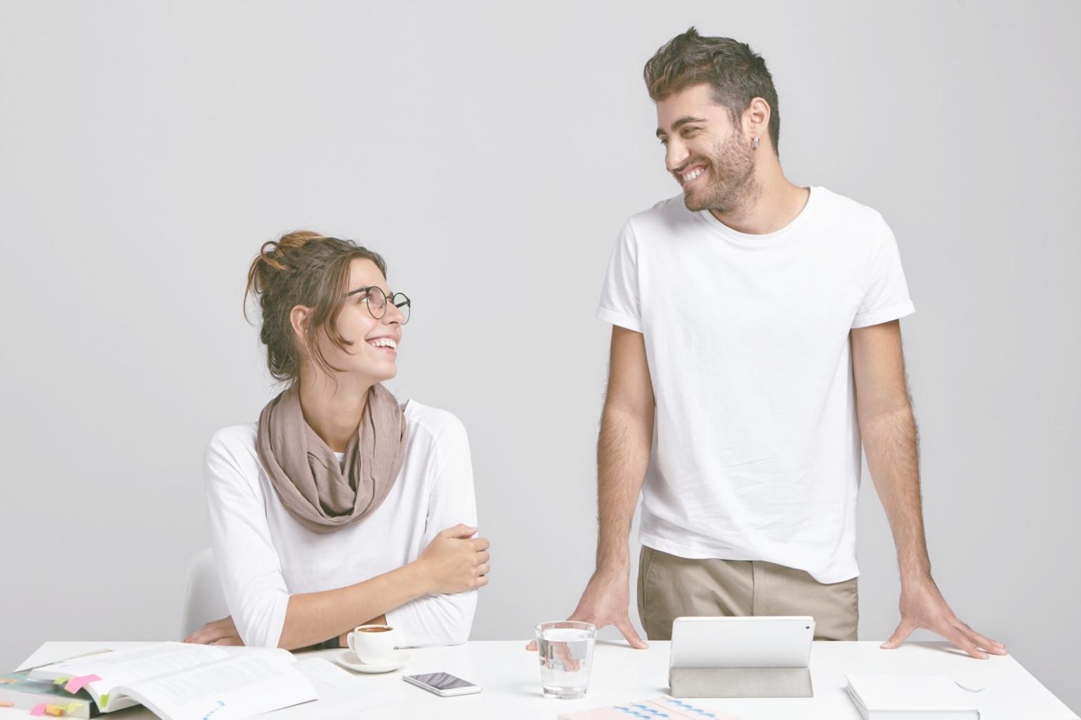 Teilnehmer bei der Arbeit an Finanzmodellen